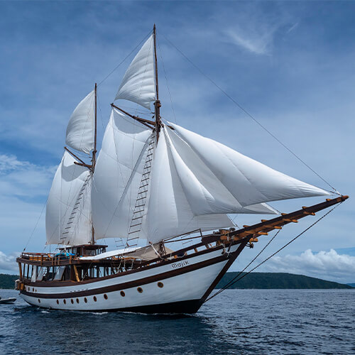 luxury-yacht-charter-Majik